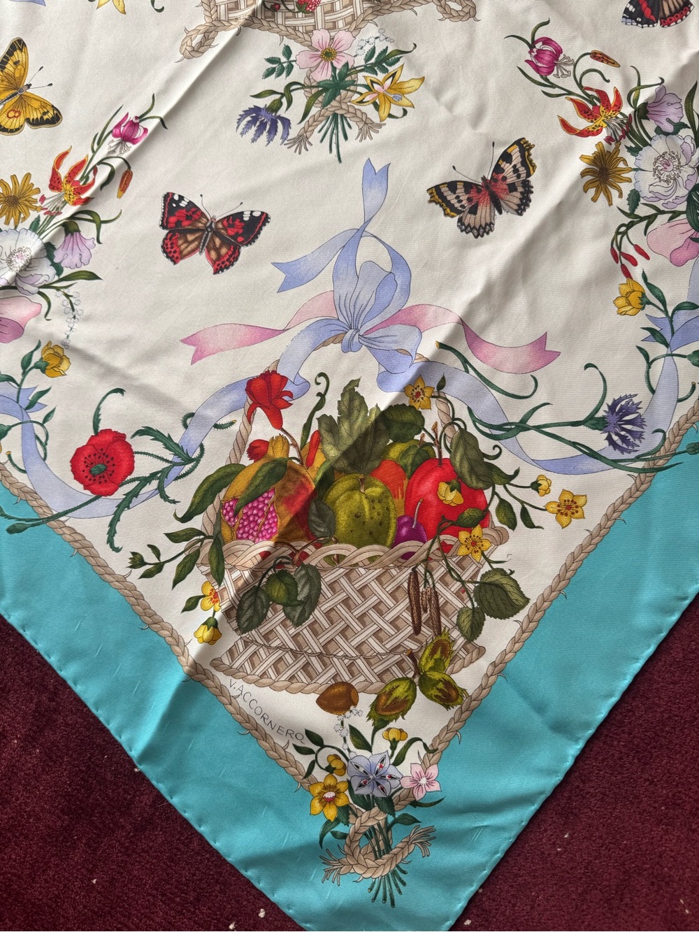 Gorgeous Gucci Vintage Silk  Designer Scarf by V.ACCORNERO - Picture 3 of 6
